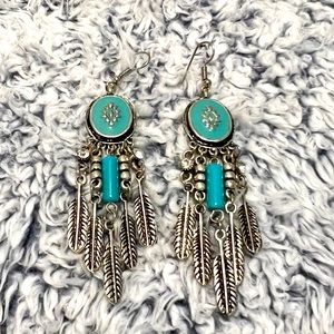 Real feather design earrings